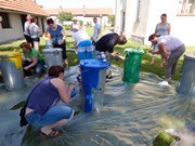 Společné odpoledne rodičů a dětí - natírání popelnic